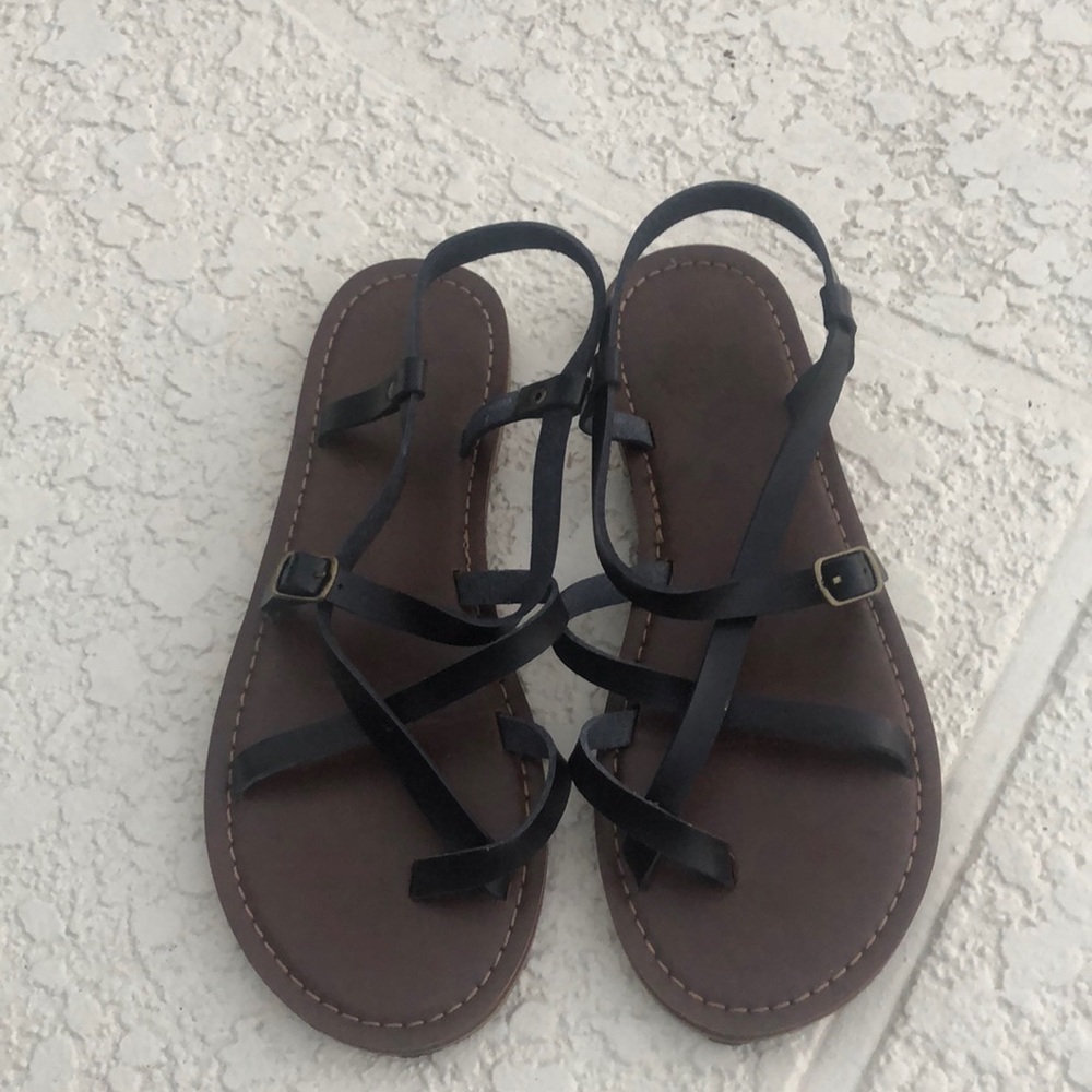 Universal black straps flat sanders very lightly worn. Size 8